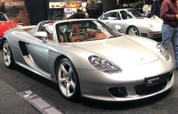 Porsche Carrera GT, произвеждан от 2003 до 2006-а, може да се счита за 959 на 2000-те години. Технологичен звяр рядък и безумно скъп. Неговият средно разположен двигател V10, който всъщност е разработен за състезателна кола на Льо Ман, произвежда толкова 450 или 612 конски сили.

Корпусът му е монокок, изработен от CFRP пластмаса. 40 години след края на Lotus Elite - производителят отново се осмели да създаде пластмасов корпус без метална основа. От днешна гледна точка Porsche Carrera GT с ръчна трансмисия и задно задвижване е остарял, но все още брутално бърз автомобил.